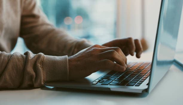 Personne travaillant sur ordinateur